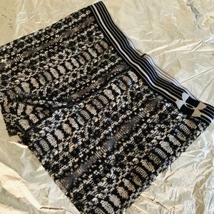 Under Armour Women’s large shorts 3” BnW snakeskin